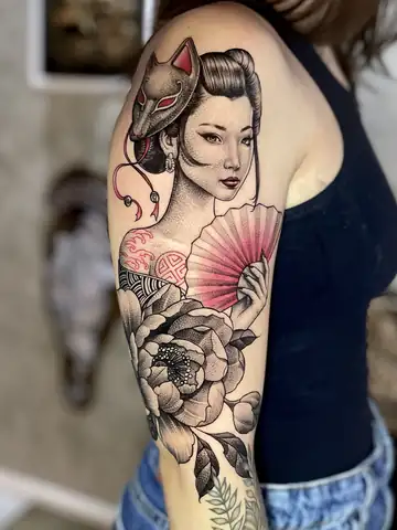 Gueixa com máscara de raposa kitsune, leque vermelho e peônia, tatuagem black work pontilhada no braço