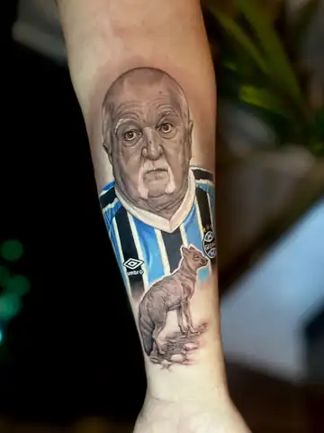 Retrato de avô com camisa do Grêmio e graxaim, tatuagem de homenagem em realismo no antebraço