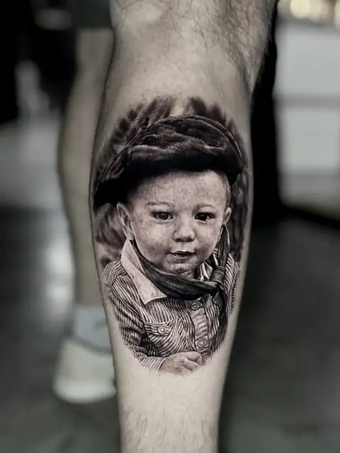 Retrato de bebê gaúcho premiado, em realismo na panturrilha